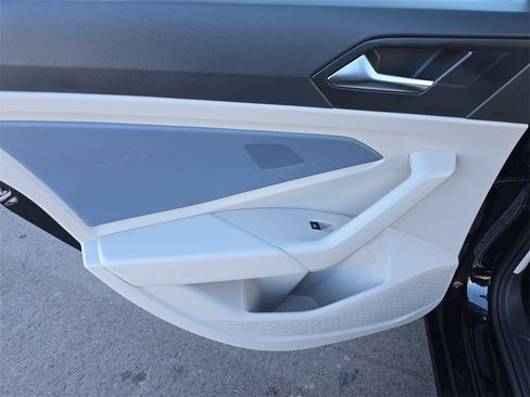 Certified 2025 Volkswagen Jetta SE image 16