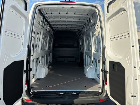 Used 2025 Mercedes-Benz Sprinter 2500 image 10
