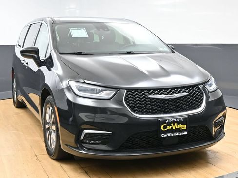 Used 2023 Chrysler Pacifica Touring-L FWD image 4