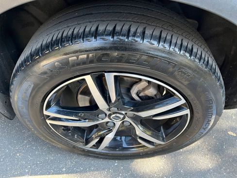 Used 2024 Volvo XC40 B5 Core image 33