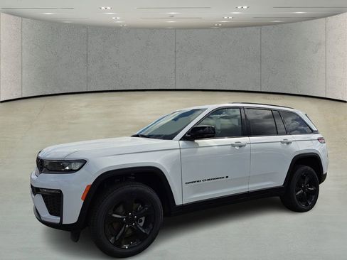 New 2026 Jeep Grand Cherokee Limited w/ Limited Altitude Package RWD image 8