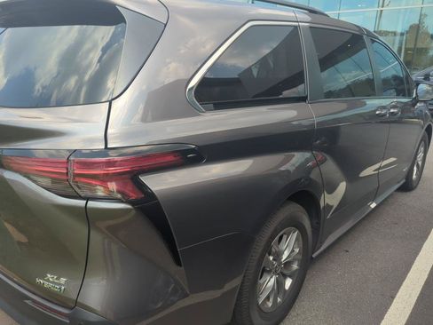 Used 2021 Toyota Sienna XLE FWD image 4