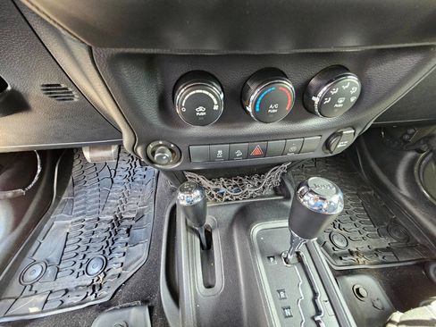 Used 2015 Jeep Wrangler Unlimited Rubicon w/ Connectivity Group AWD/4WD image 18