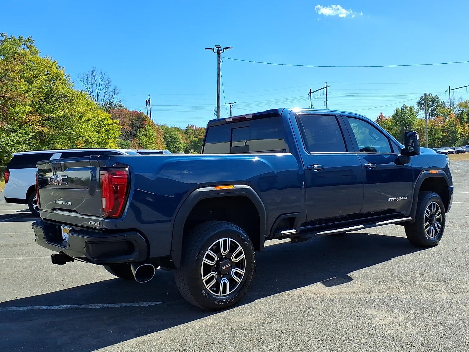 Used 2022 GMC Sierra 2500 AT4 w/ AT4 Preferred Package AWD/4WD image 6