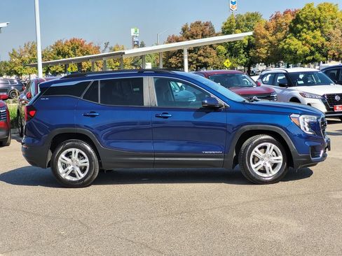 Used 2022 GMC Terrain SLE w/ Driver Convenience Package image 4