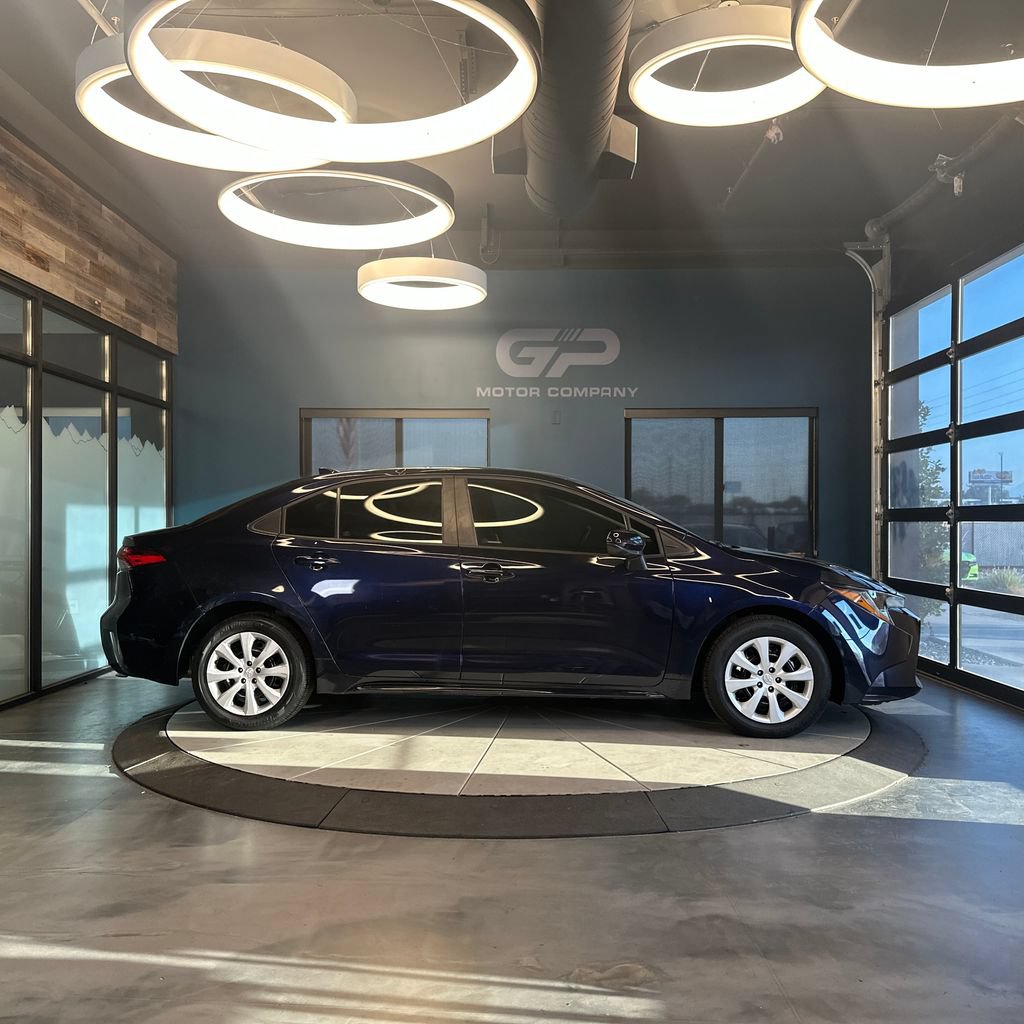 Used 2022 Toyota Corolla LE FWD image 2