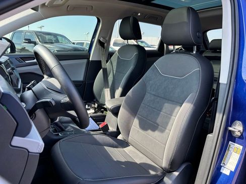 Used 2024 Volkswagen Taos SE w/ Panoramic Sunroof Package image 7