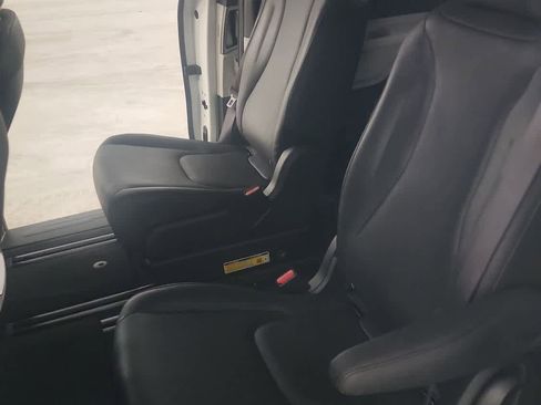 Used 2024 Kia Carnival LX image 24