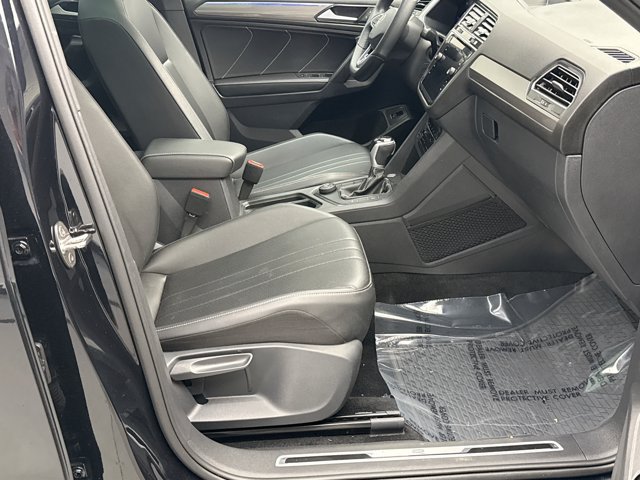 Used 2024 Volkswagen Tiguan SE R-Line AWD/4WD image 17