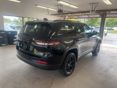 New 2025 Jeep Grand Cherokee 4WD image 17
