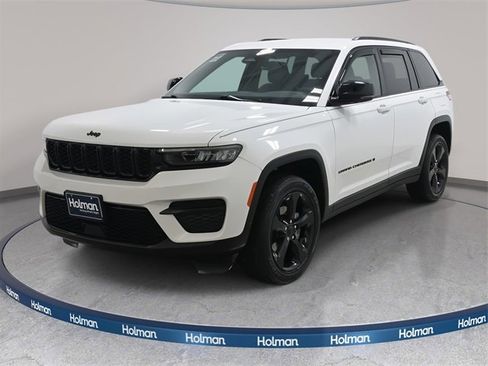 Used 2023 Jeep Grand Cherokee Altitude image 3