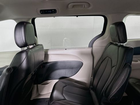 Used 2024 Chrysler Pacifica Touring-L image 31