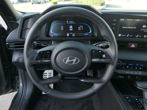 Certified 2025 Hyundai Elantra Sport image 17