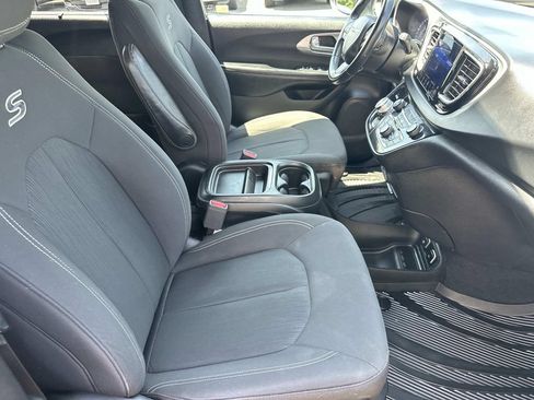 Used 2018 Chrysler Pacifica Touring Plus w/ S Appearance Package FWD image 13