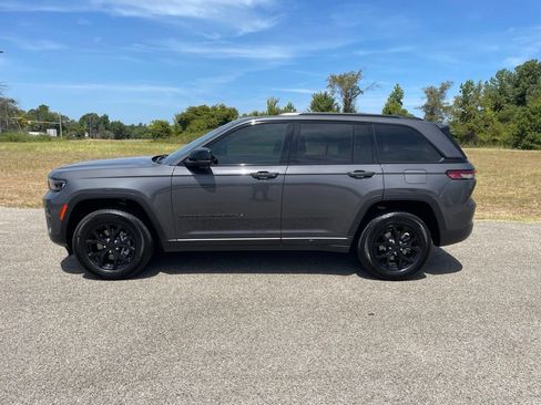 Used 2025 Jeep Grand Cherokee Altitude AWD/4WD image 2