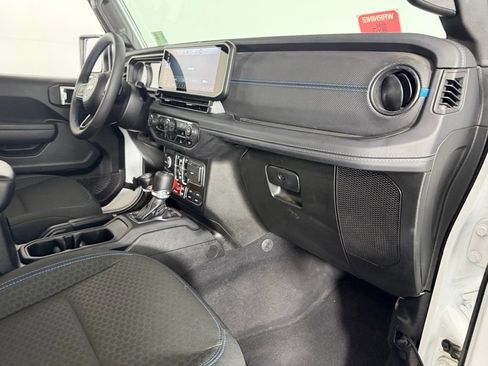 Used 2025 Jeep Wrangler Unlimited Rubicon 4xe image 30