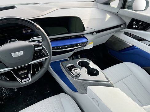 New 2025 Cadillac Optiq Sport 2 w/ LPO, Floor Liner Package AWD/4WD image 24
