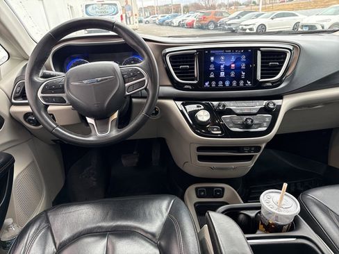 Used 2017 Chrysler Pacifica Touring-L image 7