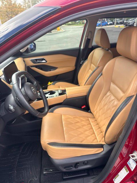 Used 2021 Nissan Rogue Platinum FWD image 2
