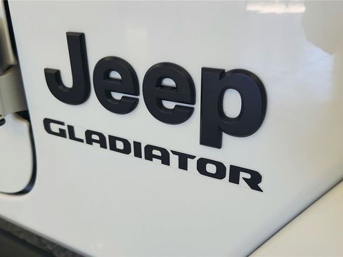 Used 2022 Jeep Gladiator Sport AWD/4WD image 17