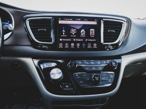 Used 2019 Chrysler Pacifica Touring-L Plus w/ Advanced Safetytec Group image 4