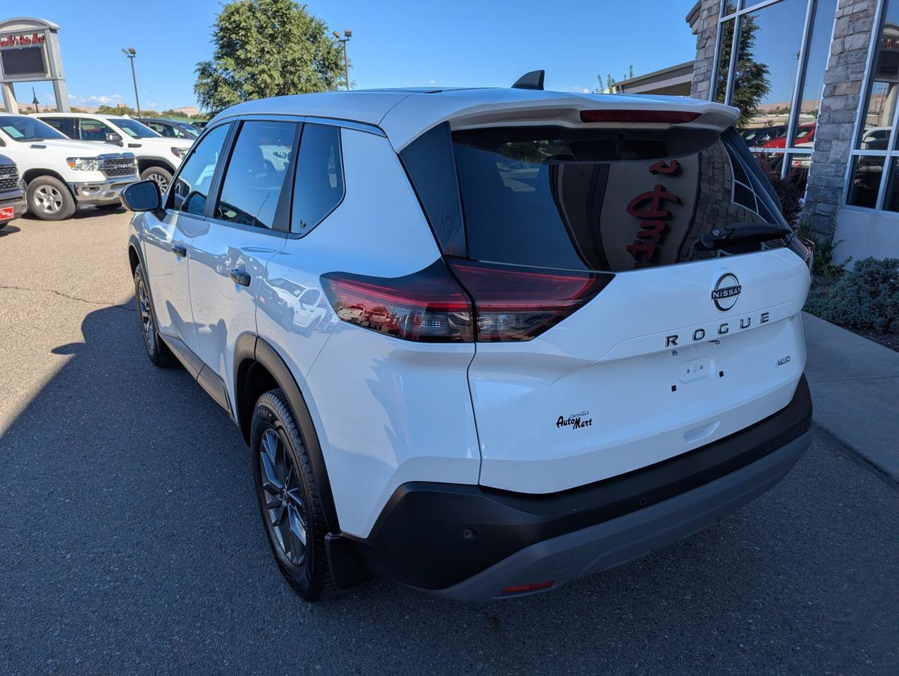 Used 2023 Nissan Rogue S AWD/4WD image 3