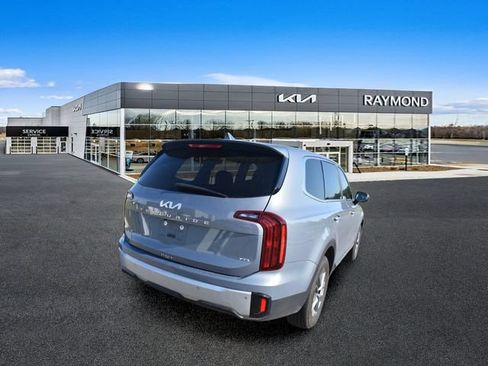 Used 2024 Kia Telluride LX AWD/4WD image 3