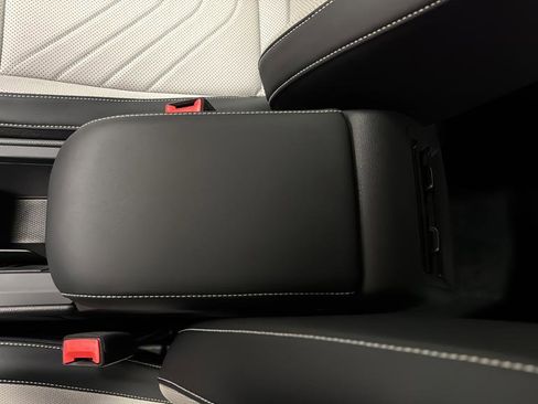 Used 2025 Volkswagen Tiguan SE image 19