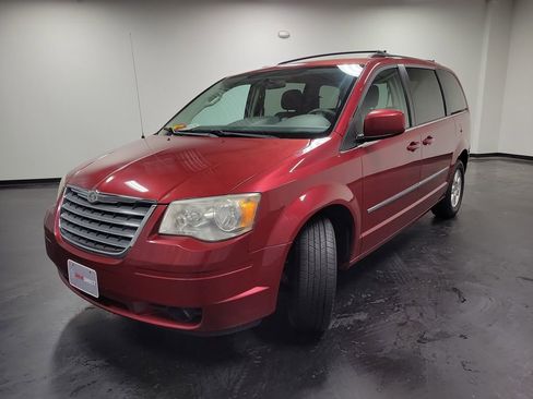 Used 2010 Chrysler Town & Country Touring image 4