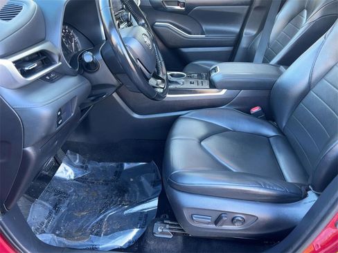 Used 2021 Toyota Highlander XLE image 12