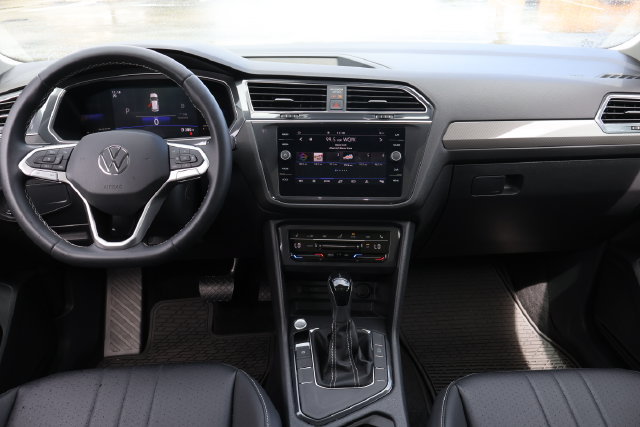 Certified 2023 Volkswagen Tiguan SE w/ Panoramic Sunroof Package FWD image 16