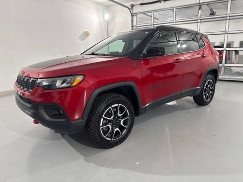 Used 2025 Jeep Compass Trailhawk AWD/4WD image 3