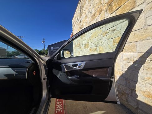 Used 2012 Jaguar XF image 8