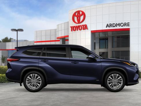 New 2026 Toyota Highlander Platinum image 12