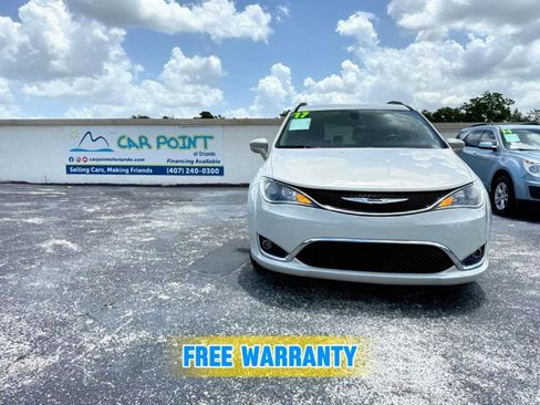 Used 2017 Chrysler Pacifica Touring-L FWD image 1