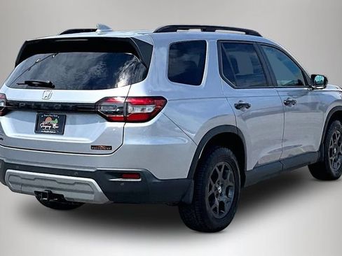 Used 2025 Honda Pilot TrailSport image 5