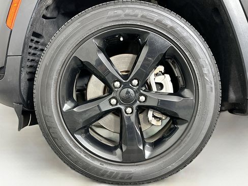 Used 2023 Jeep Grand Cherokee L Laredo image 11