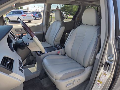 Used 2014 Toyota Sienna Limited w/ Limited Premium Package FWD image 6