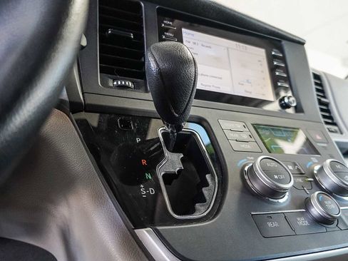 Used 2020 Toyota Sienna L image 24