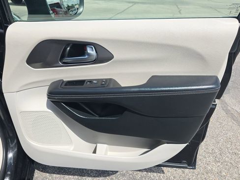 Used 2023 Chrysler Pacifica Touring-L FWD image 19