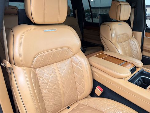 Used 2022 Jeep Grand Wagoneer Series III w/ Rear Seat Video Group 1 AWD/4WD image 23