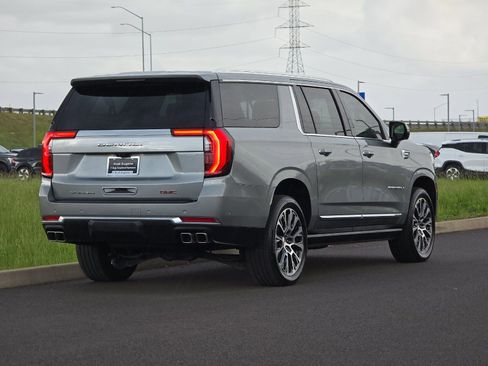 Used 2025 GMC Yukon XL Denali w/ Denali Reserve Package AWD/4WD image 3