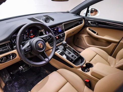 Certified 2025 Porsche Macan image 4