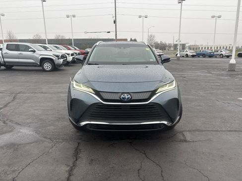 Used 2022 Toyota Venza XLE image 2