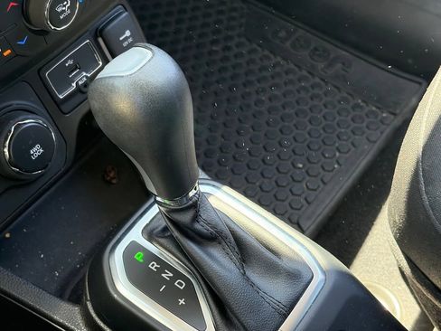 Used 2020 Jeep Renegade Latitude w/ Cold Weather Group AWD/4WD image 8
