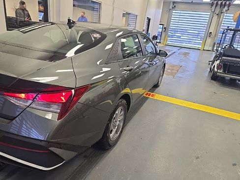 Certified 2025 Hyundai Elantra SE image 4