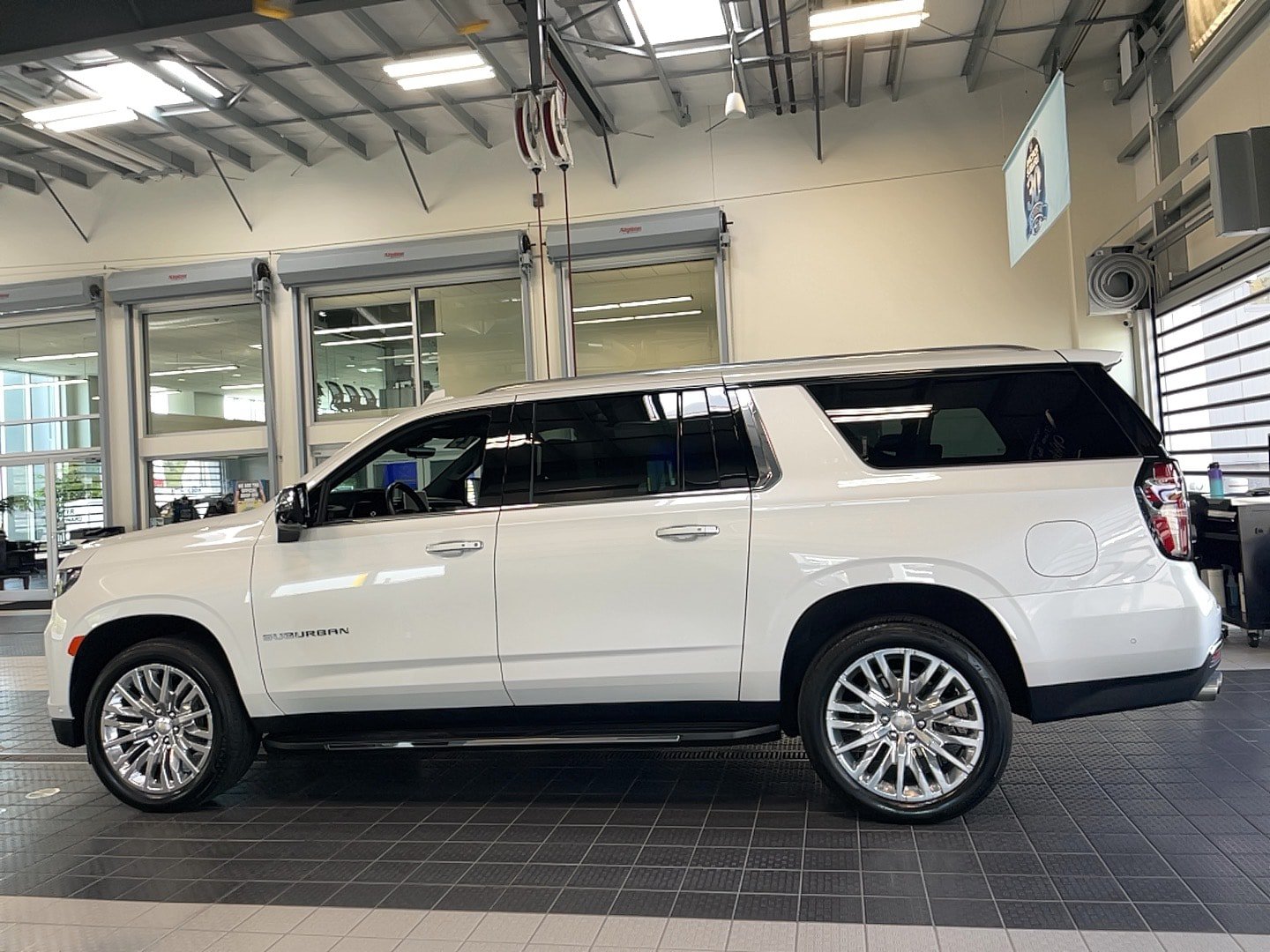 Used 2023 Chevrolet Suburban Premier w/ Advanced Technology Package AWD/4WD image 29