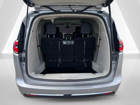 Used 2021 Chrysler Pacifica Touring-L image 35