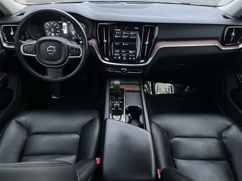 Used 2022 Volvo S60 B5 Momentum image 3