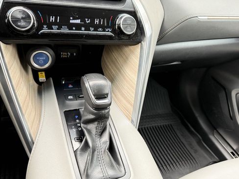 Certified 2021 Toyota Venza XLE image 16